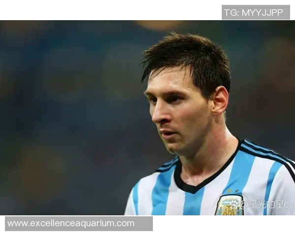 足球球星多样化射门方式展示力量技巧与艺术魅力解析